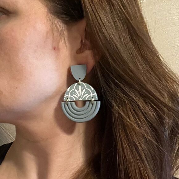 Floral Pattern Round Drop Earrings‎ - Picture 5 of 8